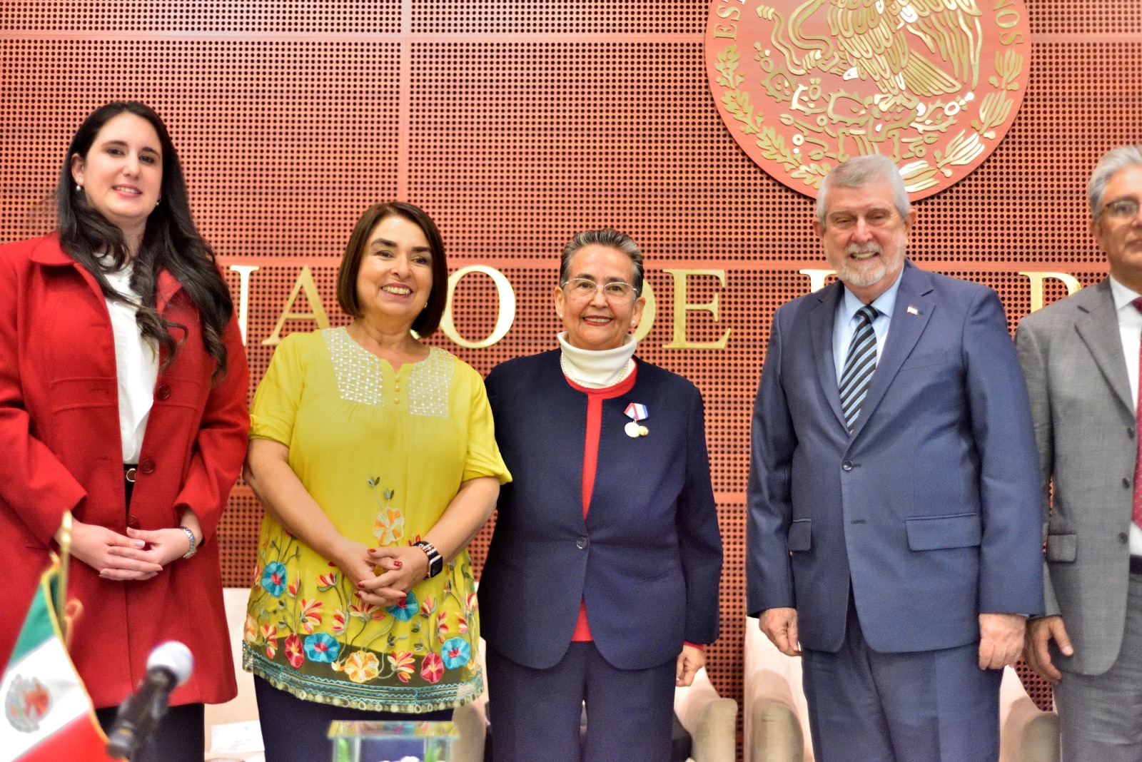 Embajador de Cuba entrega Medalla de la Amistad a la senadora Gloria Sánchez Hernández
